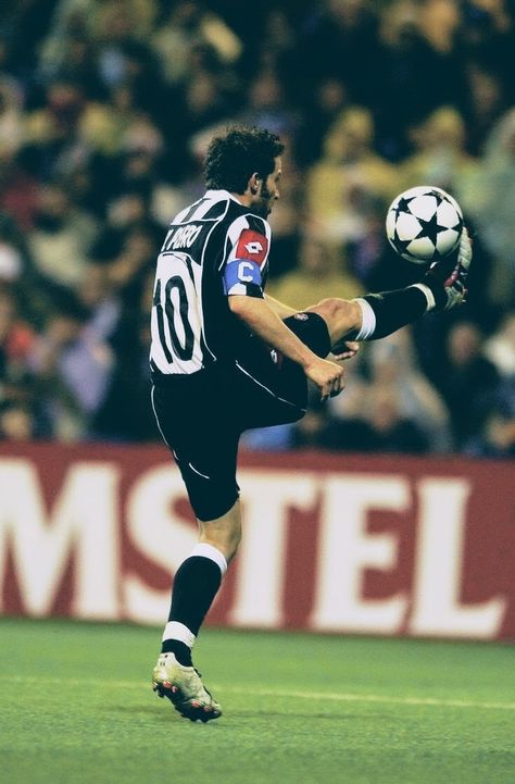 The capitano - juventus - del piero Juventus Players, Juventus Soccer, Juventus Wallpapers, Alessandro Del Piero, Football Legends, Best Football Players, Sports Aesthetic, Football Quotes, Soccer News