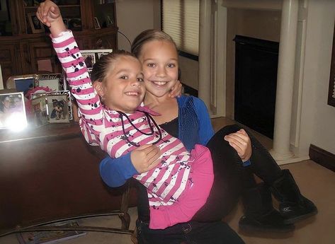 Maddie Ziegler And Mackenzie, Kendall And Maddie, Maddie And Kenzie Ziegler, Aldc Rares, Costumes Brunette, Mackenzie And Maddie, Halloween Costumes Brunette, Kenzie And Maddie, Dance Moms Rares