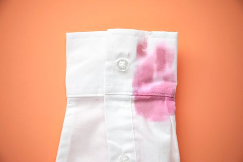 Wine Spill, Red Wine Stain, Red Wine Stain Removal, Coffee Stain Removal, Homemade Cleaning Recipes, Wine Stain, Red Wine Stains, Red Drinks, Best Red Wine