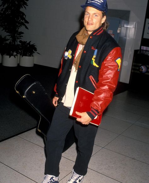 Sunday morning hyperfixation: celebrities at the airport, mostly because we’re sure they’d make good use of our extra special winter edition, which hits stands tomorrow (!!). 90s Airport Style, How To Style Sweatpants, Woody Harrelson, Airport Outfits, Airport Fits, Style Sweatpants, Stylish Celebrities, Sun With Sunglasses, Fire Fits