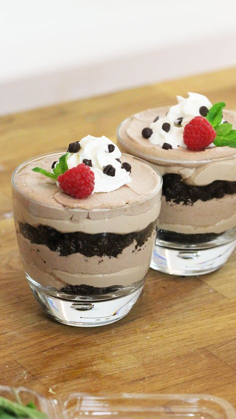 Chocolatey, creamy and a little boozy, these cheesecake cups are super simple to make. Baileys Cheesecake, Dessert Cups Recipes, Mini Dessert Cups, Cheesecake Cups, Mini Baileys, Cheesecake Desserts, No Bake Cheesecake, Dessert Cups, Savoury Cake