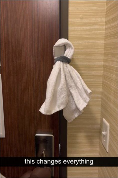 Hotel Room Hacks, Hotel Safety, Hotel Hacks, Travel Life Hacks, Hotel Door, Hotel Staff, Travel Safety, Room Door, Door Ideas