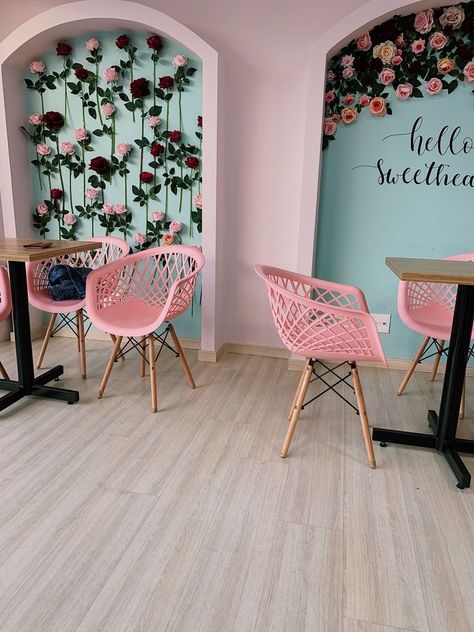 Inspiração para story em cafeteria Heladerias Ideas Decoracion, Small Booth Design, Beauty Shop Decor, Tea Room Decor, Bakery Shop Design, Restaurant Exterior, Retail Space Design, Salon Suites Decor, Bakery Decor