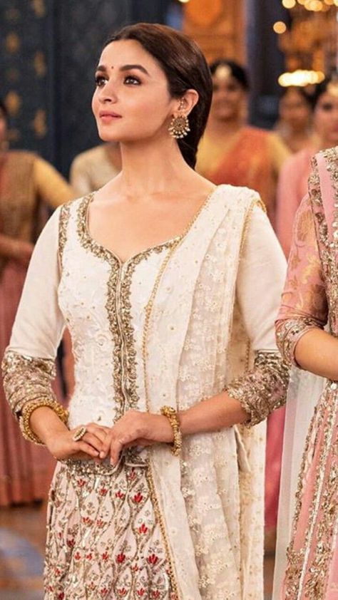 Kalank Movie, Alia Bhatt Lehenga, Desi Dress, Alia Bhatt Photoshoot, Bollywood Outfits, Pakistani Fashion Party Wear, Indian Dresses Traditional, Traditional Indian Outfits, Indian Woman