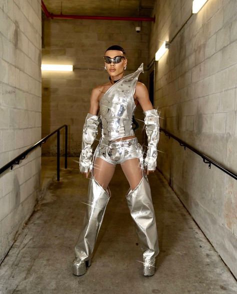 Futuristic Men Outfit, Futuristic Costume Men, Silver Outfits Men, Futuristic Outfit Men, Futuristic Fashion Male, Rave Outfit Men, Guy Oc, Retro Future Fashion, Futuristic Elegance