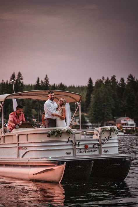 Pontoon Wedding Ideas, Lake Wedding Simple, Lakeside Wedding Dress, Lake Cabin Wedding, Lake Side Wedding Ideas, Lake House Wedding Reception, Lake Wedding Decorations, Backyard Lake Wedding, Lake Wedding Pictures