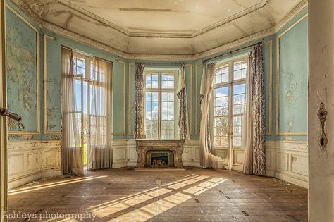 Abandoned Mansions Interior, Cinderella House, Italianate Architecture, Art Psychology, Abandoned Hotels, Victorian Style House, Beautiful Ruins, Abandoned Mansion, Old Abandoned Houses