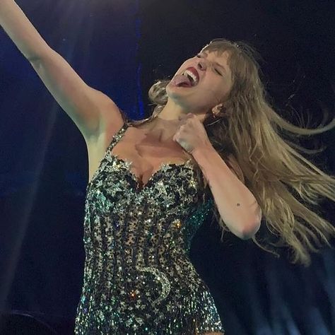 Ellie Zimmerman 🐍♥️ on Instagram: "SKSSKKDSKDKD NEW MIDNIGHTS BODYSUIT look at the silver stars ‘stars do u like dem’ omgomgomg  #taylorswift #tstheerastour #londontstheerastour #midnights #midnights era" New Midnights Bodysuit, Midnight Era, Midnights Bodysuit, Taylor Swfit, Midnights Album, Midnights Era, Taylor Swift Fan Club, Taylor Swift Cute, Taylor Swift Outfits