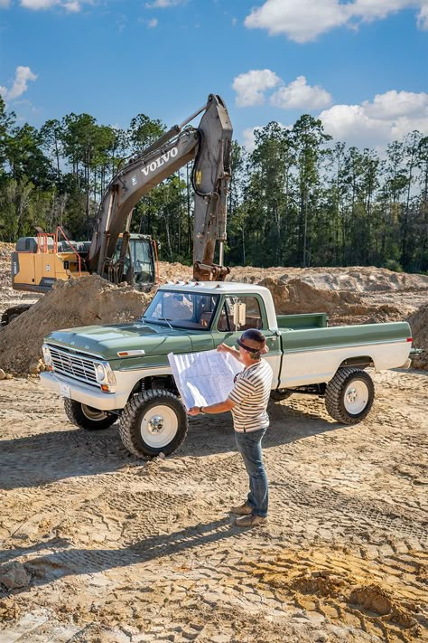 1970 Green Ford F250 with construction foreman at job site with excavator Classic Trucks For Sale, Country Trucks, Classic Ford Broncos, Classic Ford Trucks, International Scout, K5 Blazer, Vintage Nostalgia, Ford F Series, Space Astronaut