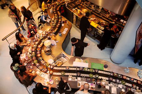 "At Home" Conveyor Belt Sushi!  Video Shows How A Train Set Can Turn Your House Into A Sushi Bar! Sushi Store, Sushi Train, Conveyer Belt, Yo Sushi, Pub Snack, Sushi Go, Conveyor Belt Sushi, Decoration Restaurant, Sushi Restaurant