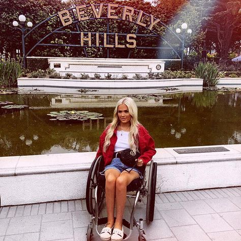 Clothes which look good in a wheelchair/whilst sitting - Jordan's Beautiful Life Wheelchair Outfits Women, Amputee Fashion, Wheelchair Outfits, Book Closet, Wheelchair Clothing, Disabled Fashion, Wheelchair Fashion, Wheelchair Women, Outfit Plan