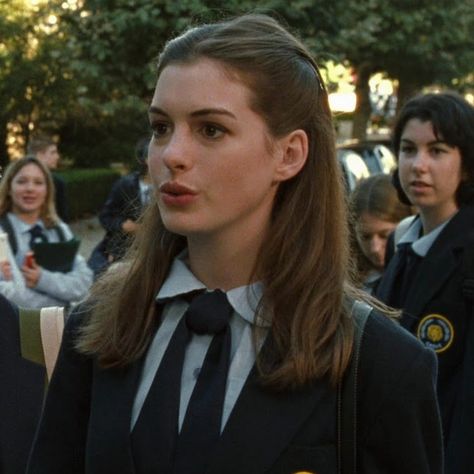 Anne Hathaway - Mia Thermopolis Princess Mia Hair, Mia Thermopolis, Princess Diaries 2, The Princess Diaries, Brown Hair Inspo, Princess Diaries, Anne Hathaway, Cool Hair Color, Dream Hair