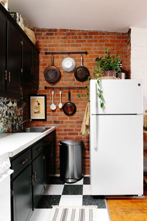 Simple 5-Minute Projects Are the Secret To This Small Kitchen's Success Rental Remodel, Small Apartment Kitchen Decor, Diy Small Apartment, Kitchen Ikea, Rental Kitchen, Small Apartment Kitchen, Interior Dapur, Kabinet Dapur, Kitchen Decor Apartment