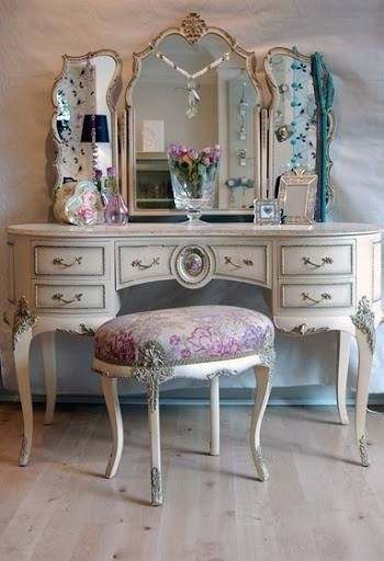 Echoes of vintage glamour in this charming vanity table. Spare Bedroom Closets, Commode Shabby Chic, Shabby Chic Decorating, Hiasan Bilik Tidur, Kursi Bar, Dressing Table Vanity, Antique Vanity, Shabby Chic Dresser, Decor Shabby Chic