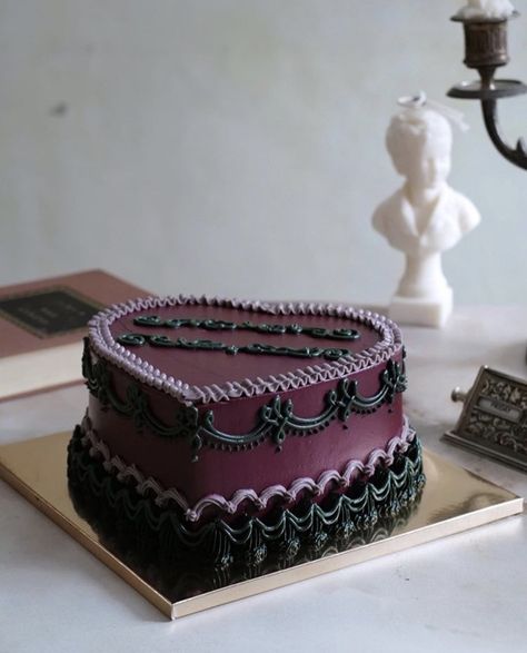 Goth 18th Birthday Cake, Dark Cakes Aesthetic, Dark Academia Cake Birthday, Grunge Cake Aesthetic, Dark Purple Cake Aesthetic, Goth Birthday Cake Aesthetic, Dark Birthday Decorations, Grunge Cake Ideas, Wednesday Addams Sheet Cake