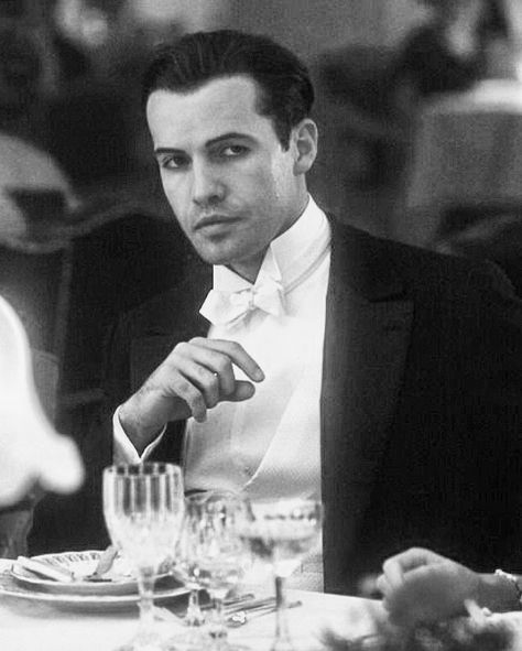 Billy Zane - Titanic (1997). So sooooo handsome 😫😍 Cal Hockley Titanic, Titanic Caledon Hockley, Billy Zane Titanic, Calm Movies, Cal Titanic, Cal Hockley, Caledon Hockley, Titanic Quotes, Titanic 1997