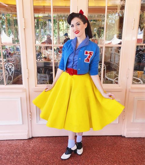 Fashionable Disney fan Allison Erland aka Lady Damfino aka Snow White invites us into the secret world of "Disneybounding," and we can't get enough. Snow White Disneybound, Dapper Day Disneyland, Hippie Fashion 70s, Snow White Outfits, Dapper Day Outfits, Disney Dapper Day, Snow White Costume, Festival Rave Outfit, Disney Inspired Fashion