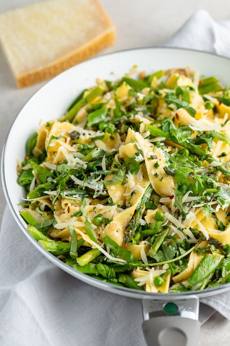 The ultimate spring pasta dish! A creamy pasta primavera with a light, tangy sauce, tons of fresh veggies, and, hello, PASTA. Best of all, it's ready in 20 minutes! It makes a perfect weeknight pasta recipe! #springrecipe #pasta #primavera #weeknightdinners Spring Vegetable Pasta, Primavera Pasta, Creamy Pasta Primavera, Spring Pasta Recipes, Lemon Asparagus Pasta, Lemon Thyme Chicken, Summer Pasta Dishes, Weeknight Pasta, Veggie Pasta Salad