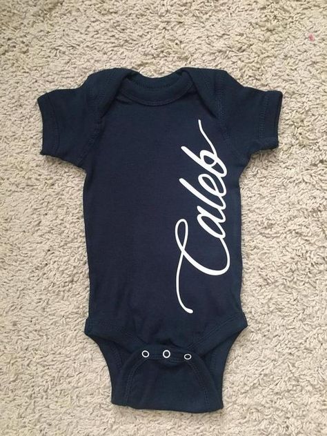 Baby Onesies Cricut, Baby Clothes Blanket, Sublimacion Ideas, Custom Baby Onesies, Idee Cricut, Cricut Baby, Time Clothes, Projets Cricut, Baby Closet