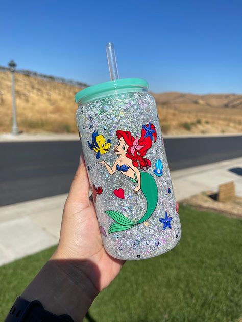 Kids Tumbler Ideas, Glass Snowglobe Tumbler, Vasos Aesthetic, Snowglobe Tumblers, Snowglobe Tumbler, Bling Ideas, Disney Cups, Bears Nails, Mermaid Glass