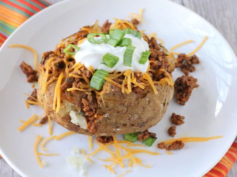 This is a quick, filling meal that is high in flavor. It contains your vegetables, dairy and meat all in one easy dish. Cooking time does not include the time needed to bake (or nuke) the potatoes. Idaho Tacos, Ground Beef Dinners, Ground Beef Stews, Best Ground Beef Recipes, Beef Dinners, Easy Ground Beef, Message Center, Beef Gravy, Winter Dishes