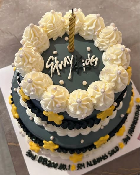 Skz Cake, Stray Kids Cake, Stray Kids Birthday, Seungmin Instagram, Kids Pasta, Funny Birthday Cakes, Mini Cakes Birthday, Creative Birthday Cakes, My Bday