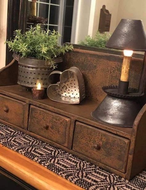 Primative Decor Country, Historic Decor, Primitive Country Bedrooms, Cottage Spring, Colonial Decorating, Primitive Farmhouse Decor, Primitive Bedroom, Primitive Living Room, Primitive House