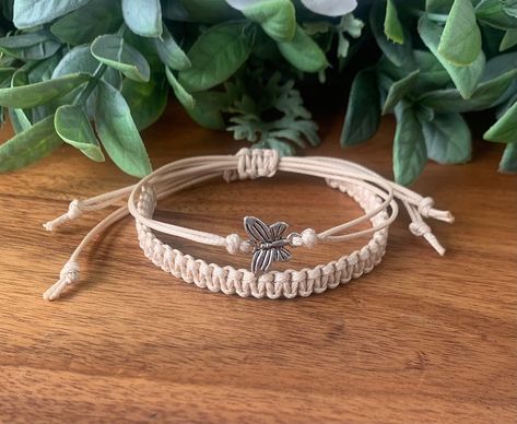 Macrame Bracelet Aesthetic, Grunge Friendship Bracelets, Aesthetic Friendship Bracelets, Drawstring Bracelets, Macrame Square, Macrame Square Knot, Bracelets Macrame, Baguette Bracelet, Surf Bracelet