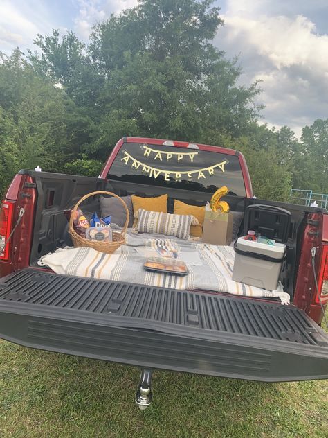 Back Of Truck Date Night, Truck Boyfriend, Truck Date, Truck Bed Date, Things To Do With Your Boyfriend, Movie Birthday Party, Dream Dates, Cute Date Ideas, Movie Birthday