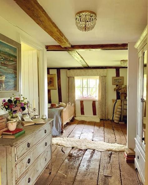 Stone Cottage Homes, Salons Cottage, Modern Cottage Style, English Cottage Interiors, Country Cottage Interiors, English Country Cottage, Casa Country, Cottage Living Rooms, Cottage Interior