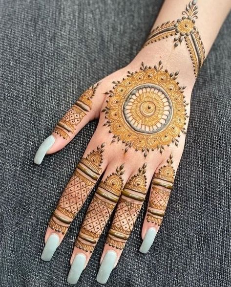 Mehandi Round Designs, Circular Mehndi Designs, Mehandi Pic, Minimalistic Mehendi, Mandala Mehendi, Mandala Mehndi Design, Finger Mehndi Style, Back Hand Henna Design, Mehndi Hands