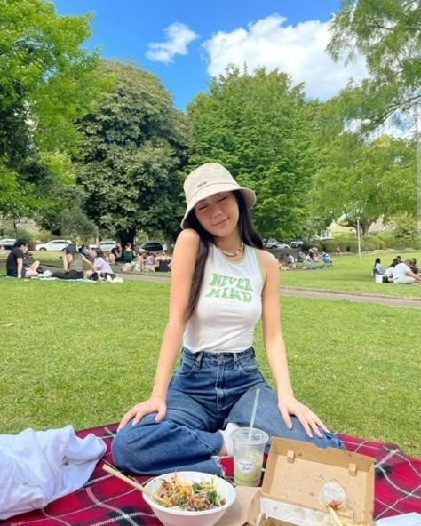 Picnic Pics, Girly Streetwear, Picnic Outfit Summer, Picnic Photo Shoot, Summer Instagram Pictures, Picnic Pictures, Picnic Photography, Lake Photoshoot, Picnic Outfit