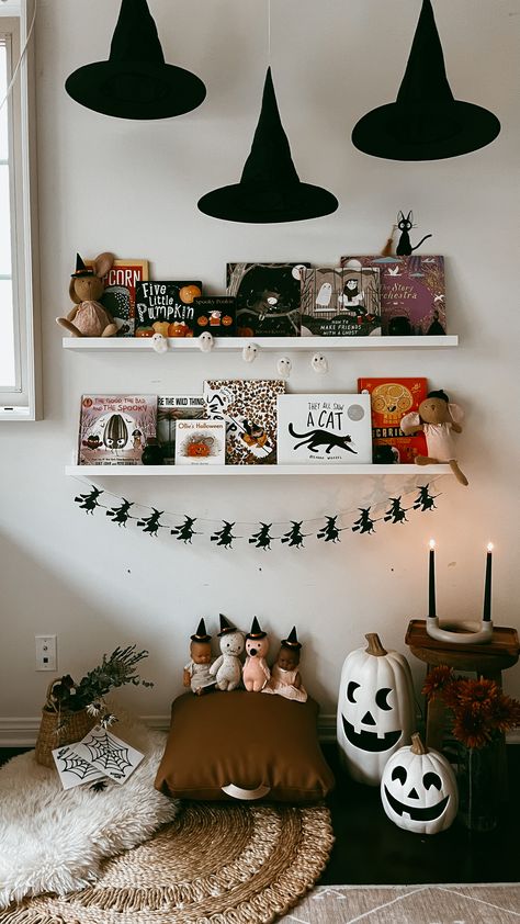 Halloween Playroom Ideas, Cute Witch Halloween Decor, Kids Bookshelf Decor, Halloween Decor Playroom, Spooky Cute Halloween Decor, Garland Halloween Diy, Halloween Bookshelf Decor Kids, Floating Shelves Halloween Decor, Halloween Decorations Bookshelf