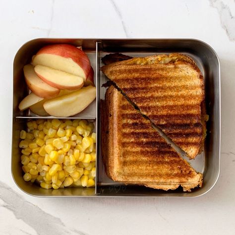 Breakfast Sandwich To Go, Lunchbox Ideas Sandwich, Bento Box Sandwiches, Lunch Box Sandwiches, Lunchbox Food Ideas, Lunchbox Ideas Aesthetic, Easy Lunchbox Ideas For Kids, Packed Lunch Aesthetic, Lunchbox Aesthetic