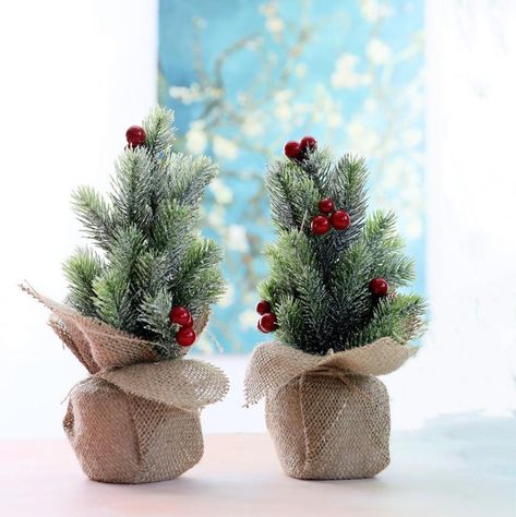 Mini Christmas Tree Ideas, Christmas Tree Ideas Red, Plants Table, Mini Christmas Tree Decorations, Mini Christmas Trees, Holiday Table Centerpieces, Home Plants, Christmas Tree On Table, Christmas Bouquet