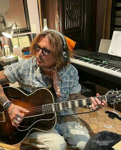 Johnny Depp With Guitar, Johnny Depp Guitar, Johnny Depp Icon, Jack Depp, Johnny Depp Images, جوني ديب, Hollywood Vampires, Johnny Depp Style, Gellert Grindelwald