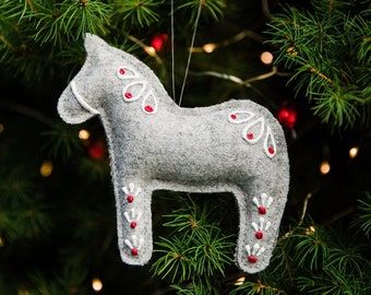 Felt Dala Horse, Felt Ornaments Christmas, Felt Horse, Christmas Ornaments Tree, Horse Christmas Ornament, Horse Christmas, Felt Crafts Christmas, Felt Christmas Decorations, Horse Ornaments