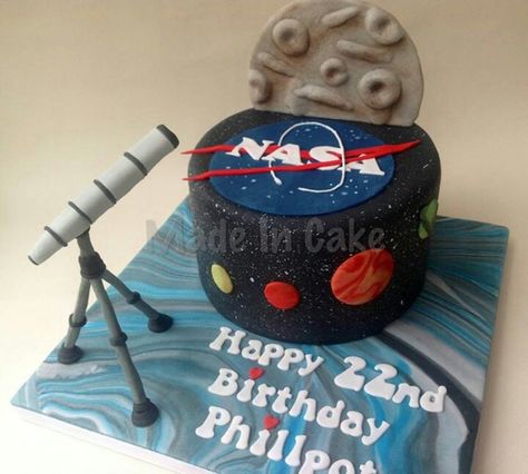 Nasa with a telescope cake! Nasa Cake, Universe Cake, Auburn Graduation, Nasa Party, Space Cakes, Solar System Cake, Happy 22nd Birthday, Galaxy Cake, 17th Birthday Ideas