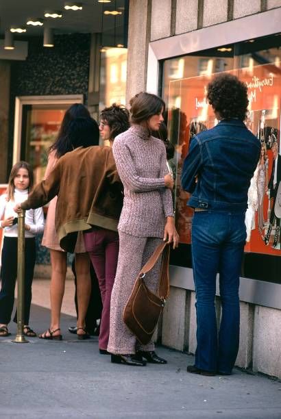 70s Winter Fashion, Fashion Through The Decades, Knitted Tunic, 60s And 70s Fashion, 70s Inspired Fashion, Store Window, Canvas Shoulder Bag, Looks Style, 70s Fashion