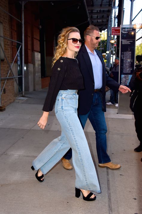 Vogue Oct. 6, 2019 - Margot Robbie Embraces the Hottest New Denim Trend From Fashion Week | Chanel black cropped sweater with shoulder buttons and stonewash denim high-waisted wide-leg jeans Margot Robbie Casual Style, Margot Robbie Outfits Casual, Margot Robbie Chanel, Margot Robbie Fashion, Margot Robbie Street Style, Margot Robbie Outfit, Margot Robbie Style, Looks Jeans, Perfect Fall Outfit