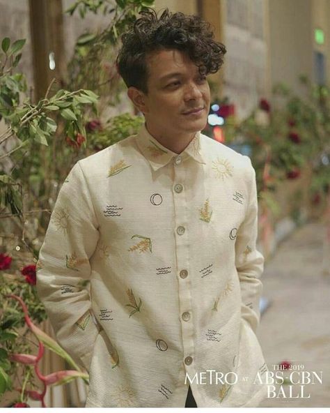 GABBIE SARENAS on Instagram: "G. Jericho @jerichorosalesofficial in RAUL Jericho barong. 🌾 specially made, it depicts the life of harvest and the elements that surrounds…" Modern Filipino Outfit Men, Modern Filipiniana Gown, Modern Filipiniana Dress, Wedding Day Dresses, Philippines Fashion, Barong Tagalog, Filipiniana Dress, Groom Wedding Attire, Mens Linen Pants