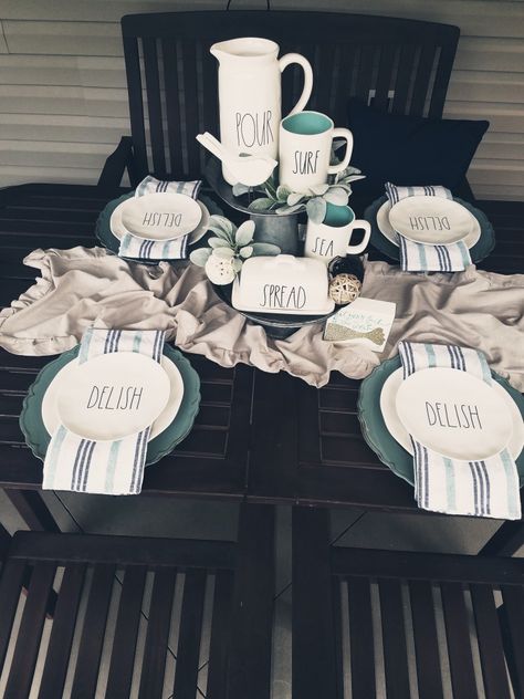 Rae dunn patio table setting Costal Farmhouse, Patio Table Set, Rae Dunn Collection, Tray Display, Decor Spring, Coastal Farmhouse, Table Centers, Kitchen Plans, Table Setup