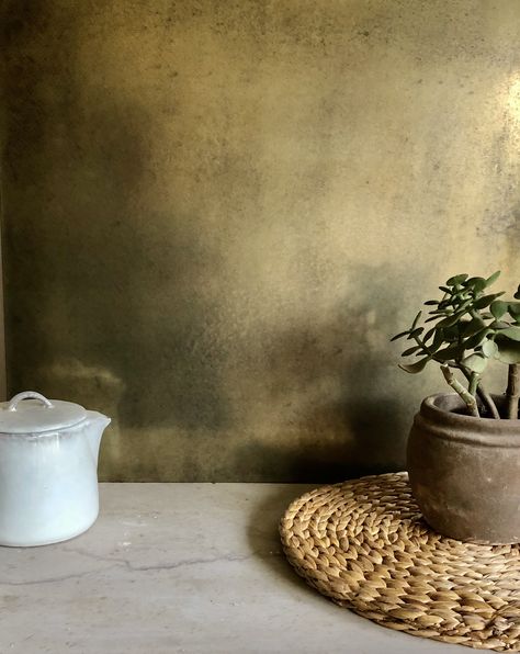 Brass Kitchen Countertop, Brass Splashback, Marble Worktop, Earthy Kitchen, Kitchen Witchery, Rustic Modern Kitchen, Rustic Kitchen Design, Kitchen Splashback, Brass Kitchen