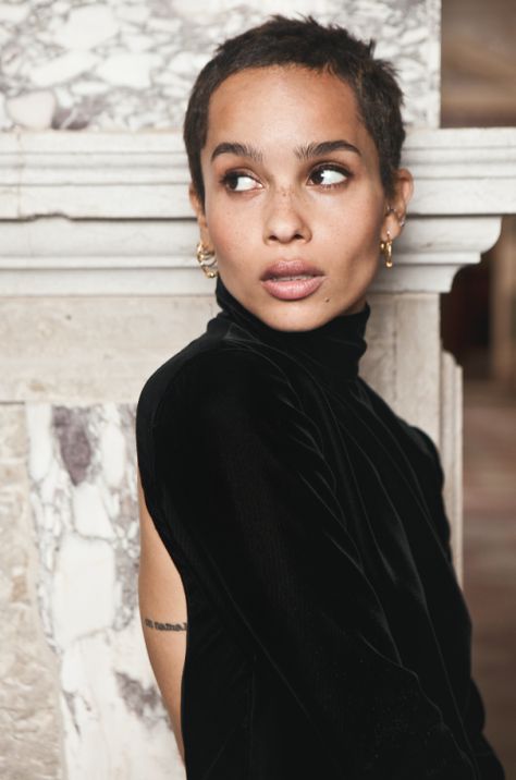 Éphéméride — Portrait de Zoe Kravitz pour Yves Saint Laurent... Zoe Kravitz Short Hair, Zoey Kravitz, Zoe Kravitz Style, Zoe Isabella Kravitz, Brown Girls Makeup, Lisa Bonet, Band Rock, Pixie Styles, Zoe Kravitz