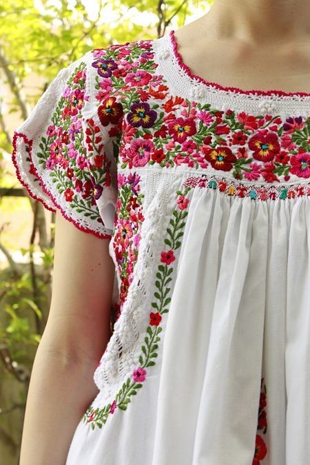 Mexican Embroidery Outfit, Mexican Embroidery Dress, Mexican Embroidery Designs, Embroidery Mexican, Mexican Textiles, Embroidery Leaf, Boho Embroidery, Ideas Embroidery, Mexican Embroidery