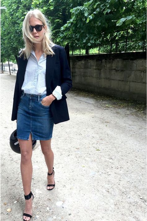 Denim Blue Mini Skirt, Style Désinvolte Chic, Casual Chique, Blue Denim Skirt, Short Denim Skirt, Street Style Chic, Inspiration Style, Street Chic, Outfits Casuales