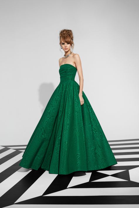 Alice + Olivia Fall 2024 Ready-to-Wear Collection [PHOTOS] Green Runway, Gown Colors, Runway 2024, Runway Gowns, Fashion Week 2024, 2025 Fashion Trends, Mckenna Grace, Enchanted Evening, Fall 2024 Fashion