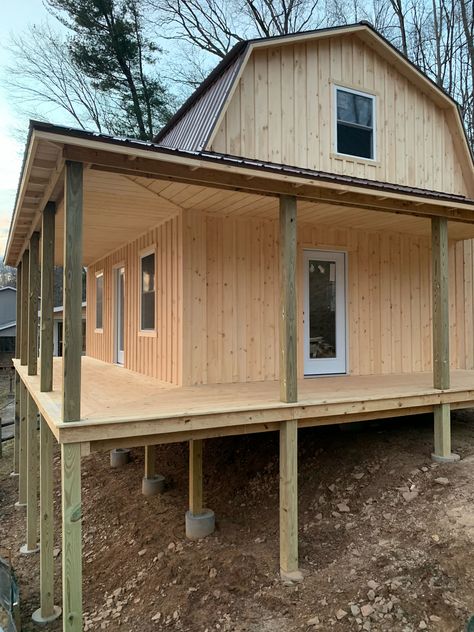 Amish Gambrel Cabins Gambrel Roof Cabin, Cabin Made From Pallets, Bushradical Cabin, Amish Built Cabins, Shed Home Ideas, Shed To Cabin, Gambrel Cabin, Tennessee Houses, Diy Cabin Plans