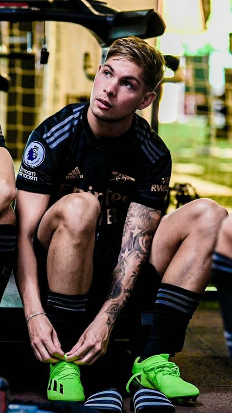 Credit to sehqphotos Arema Fc Wallpaper, Mesut Ozil World Cup 2014, Neymar Jr Tattoos, Afl Players, Arsenal Fc Players, England National Football Team, Soccer Socks, Arsenal Players, Arsenal Football Club