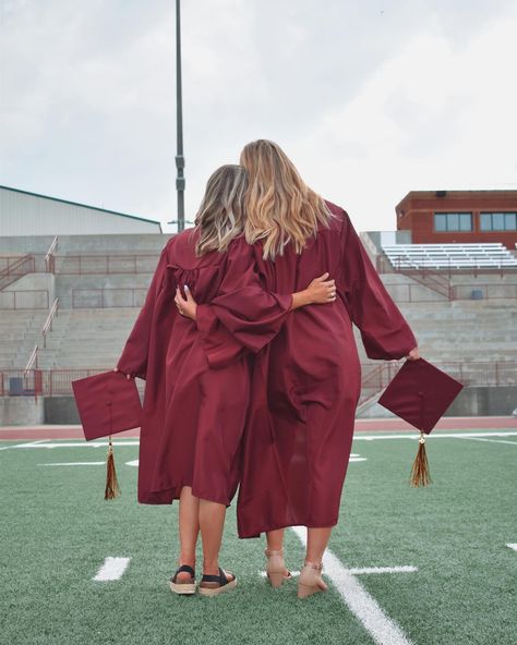 Best Friend Graduation Photoshoot Ideas, Graduation Photo Shoot With Friends, College Graduation Pictures With Best Friend, Nursing Grad Pictures With Friends, College Graduation Pictures Best Friends, Cap And Gown Senior Pictures Best Friends, Best Friend Pictures Graduation, Best Friend Graduation Photoshoot, Graduation With Best Friend